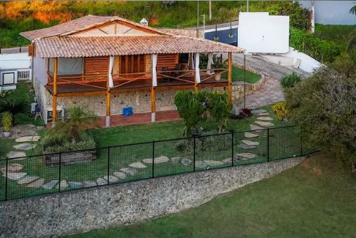 Fachada de uma das casas da Granja Vista Linda, junto à piscina
