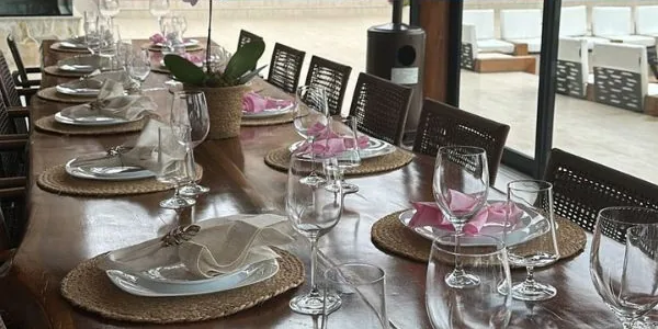 Mesa posta para jantar na Granja Vista Linda