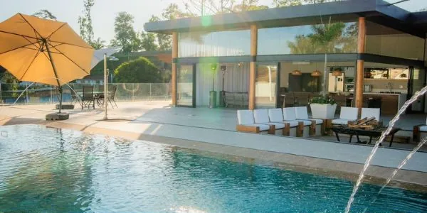 Piscina com fonte e área de descanso da Granja Vista Linda