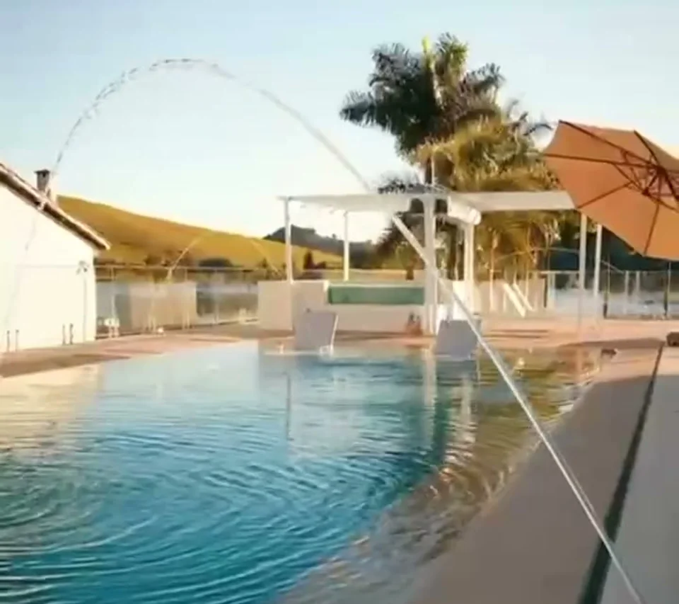 Piscina com fonte e área de descanso da Granja Vista Linda